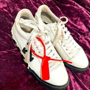 OFF WHITES WHITE AND RED AND BLACK